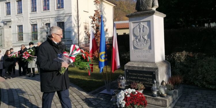 11.11.2021. Pińczów. Obchody 103. rocznicy odzyskania przez Polskę niepodległości. Na zdjęciu: poseł Czesław Siekierski - poseł PSL / Marta Gajda-Kruk / Radio Kielce