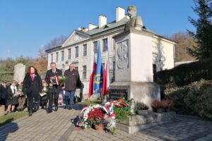 11.11.2021. Pińczów. Obchody 103. rocznicy odzyskania przez Polskę niepodległości. Na zdjęciu (od lewej): Beata Kita - zastępca burmistrza Pińczowa, Włodzimierz Badurak - burmistrz Pińczowa, Zdzisław Woźniak - przewodniczący Rady Miejskiej w Pińczowie / Marta Gajda-Kruk / Radio Kielce