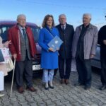 06.11.2021. Nowy Skoszyn, w gminie Waśniów. Wsparcie Domu Opieki Św. Brata Alberta „Nasze gospodarstwo”. Na zdjęciu (od lewej): Halina i Marian Wójcikowie, poseł Agata Wojtyszek, Krzysztof Gajewski - wójt Waśniowa, ks. Jan Mikos i ks. Jan Butryn - kierujący domem opieki / Emilia Sitarska / Radio Kielce