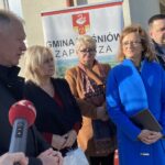 06.11.2012. Kunów. Na zdjęciu (od lewej): Krzysztof Gajewski - wójt gminy Waśniów, Marzena Karcz - dyrektor GOKRiS, Małgorzata Ślusarz - radna z Boleszyna, poseł Agata Wojtyszek, Grzegorz Kazimierski - mieszkaniec gminy / Emilia Sitarska / Radio Kielce