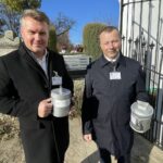 01.11.2021. Opatów. Kwesta na cmentarzu parafialnym. Na zdjęciu (od lewej): Marcin Słapek - zastępca burmistrza Opatowa i Grzegorz Gajewski - burmistrz Opatowa / Emilia Sitarska / Radio Kielce