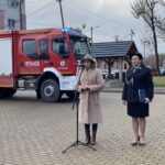 09.11.2021. Ćmielów. Uroczyste powitanie średniego samochodu ratowniczo-gaśniczego na potrzeby OSP Ćmielów. Na zdjęciu (od lewej): poseł Agata Wojtyszek, Joanna Suska - burmistrz Ćmielowa / Emilia Sitarska / Radio Kielce
