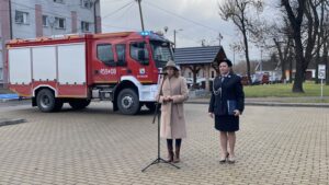 09.11.2021. Ćmielów. Uroczyste powitanie średniego samochodu ratowniczo-gaśniczego na potrzeby OSP Ćmielów. Na zdjęciu (od lewej): poseł Agata Wojtyszek, Joanna Suska - burmistrz Ćmielowa / Emilia Sitarska / Radio Kielce