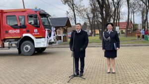 09.11.2021. Ćmielów. Uroczyste powitanie średniego samochodu ratowniczo-gaśniczego na potrzeby OSP Ćmielów. Na zdjęciu (od lewej): poseł Andrzej Kryj, Joanna Suska - burmistrz Ćmielowa / Emilia Sitarska / Radio Kielce