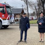 09.11.2021. Ćmielów. Uroczyste powitanie średniego samochodu ratowniczo-gaśniczego na potrzeby OSP Ćmielów. Na zdjęciu (od lewej): Ryszard Gliwiński - prezes Wojewódzkiego Funduszu Ochrony Srodowiska i Gospodarki Wodnej w Kielcach, Joanna Suska - burmistrz Ćmielowa / Emilia Sitarska / Radio Kielce