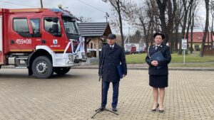 09.11.2021. Ćmielów. Uroczyste powitanie średniego samochodu ratowniczo-gaśniczego na potrzeby OSP Ćmielów. Na zdjęciu (od lewej): Ryszard Gliwiński - prezes Wojewódzkiego Funduszu Ochrony Srodowiska i Gospodarki Wodnej w Kielcach, Joanna Suska - burmistrz Ćmielowa / Emilia Sitarska / Radio Kielce