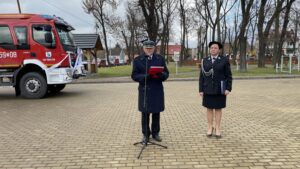 09.11.2021. Ćmielów. Uroczyste powitanie średniego samochodu ratowniczo-gaśniczego na potrzeby OSP Ćmielów. Na zdjęciu (od lewej): st. bryg. Robert Grudzień - komendant PSP w Ostrowcu Św., Joanna Suska - burmistrz Ćmielowa / Emilia Sitarska / Radio Kielce