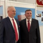 29.11.2021. Ostrowiec Świętokrzyski. Otwarcie wystawy „Cukrownicy - bohaterowie naszej niepodległości”. Na zdjęciu (od lewej): Zdzisław Salus - członek zarządu Krajowej Spółki Cukrowej i poseł Andrzej Kryj / Emilia Sitarska / Radio Kielce