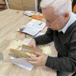 11.11.2021.Opatów. Kolekcja kartek pocztowych i korespondencji z czasu I wojny światowej. Na zdjęciu: Andrzej Żychowski / Emilia Sitarska / Radio Kielce