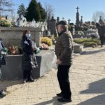 01.11.2021. Opatów. Kwesta na cmentarzu parafialnym / Emilia Sitarska / Radio Kielce