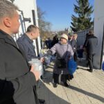 01.11.2021. Opatów. Kwesta na cmentarzu parafialnym. Na zdjęciu (po lewej): Marcin Słapek - zastępca burmistrza Opatowa i Grzegorz Gajewski - burmistrz Opatowa / Emilia Sitarska / Radio Kielce