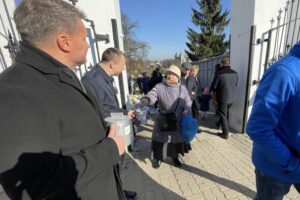 01.11.2021. Opatów. Kwesta na cmentarzu parafialnym. Na zdjęciu (po lewej): Marcin Słapek - zastępca burmistrza Opatowa i Grzegorz Gajewski - burmistrz Opatowa / Emilia Sitarska / Radio Kielce