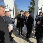 01.11.2021. Opatów. Kwesta na cmentarzu parafialnym. Na zdjęciu (po lewej): Marcin Słapek - zastępca burmistrza Opatowa i Grzegorz Gajewski - burmistrz Opatowa / Emilia Sitarska / Radio Kielce