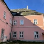 09.11.2021. Opatów. Ratusz ze zniszczonym dachem i próbkami blachy gontopodobnej / Emilia Sitarska / Radio Kielce