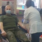 27.11.2021. Ostrowiec Świętokrzyski. Akcja krwiodawstwa 103. Batalionu Lekkiej Piechoty WOT / Emilia Sitarska / Radio Kielce