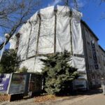 03.11.2021. Ostrowiec Świętokrzyski. Budynek przy Alei 3 Maja w trakcie remontu / Emilia Sitarska / Radio Kielce