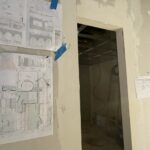 03.11.2021. Ostrowiec Świętokrzyski. Budynek przy Alei 3 Maja w trakcie remontu / Emilia Sitarska / Radio Kielce