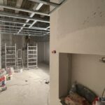 03.11.2021. Ostrowiec Świętokrzyski. Budynek przy Alei 3 Maja w trakcie remontu / Emilia Sitarska / Radio Kielce