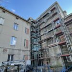 03.11.2021. Ostrowiec Świętokrzyski. Budynek przy Alei 3 Maja w trakcie remontu / Emilia Sitarska / Radio Kielce