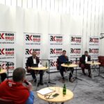21.11.2021. Studio Polityczne Radia Kielce. Na zdjęciu (od lewej): Radosław Podsiadły - Radio Kielce, Jarosław Karyś - PiS, przewodniczący kieleckiej rady miasta, Krzysztof Sławiński - Platforma Obywatelska/Koalicja Obywatelska, Dawid Lewicki - Konfederacja/Partia Korwin, Filip Strząbała - Nowa Lewica - Wiosna / Sebastian Kalwat / Radio Kielce