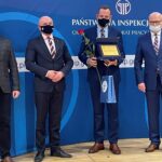 17.11.2021. Kielce. Rozstrzygnięcie konkursu „Pracodawca - organizator pracy bezpiecznej” 2021. Na zdjęciu (od lewej): Stanisław Golemento - główny specjalista z OIP Kielce, Rafał Nowak - wicewojewoda świętokrzyski, Ryszard Pizior - prezes zarządu OSM Wloszczowa, Adam Derza - kierownik OIP Kielce / Paulina Michta / Radio Kielce