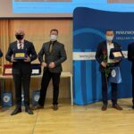 17.11.2021. Kielce. Rozstrzygnięcie konkursu „Pracodawca - organizator pracy bezpiecznej” 2021. Na zdjęciu (od lewej): Adam Derza - kierownik OIP Kielce, Rafał Nowak - wicewojewoda świętokrzyski, Stanisław Golmento - główny specjalista OIP Kielce, Łukasz Starzyński - Q-Service, Zdzisław Nasternak - AUTO-AGRO- SERWIS / Paulina Michta / Radio Kielce