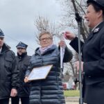 09.11.2021. Ćmielów. Uroczyste powitanie średniego samochodu ratowniczo-gaśniczego na potrzeby OSP Ćmielów. Przekazanie klucza do samochodu. Na zdjęciu (od lewej) Zbigniew Gromek - prezes OSP Ćmielów, Krystyna Zdonek - przewodnicząca rady miejskiej, Joanna Suska - burmistrz Ćmielowa / Emilia Sitarska / Radio Kielce
