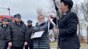 09.11.2021. Ćmielów. Uroczyste powitanie średniego samochodu ratowniczo-gaśniczego na potrzeby OSP Ćmielów. Przekazanie klucza do samochodu. Na zdjęciu (od lewej) Zbigniew Gromek - prezes OSP Ćmielów, Krystyna Zdonek - przewodnicząca rady miejskiej, Joanna Suska - burmistrz Ćmielowa / Emilia Sitarska / Radio Kielce