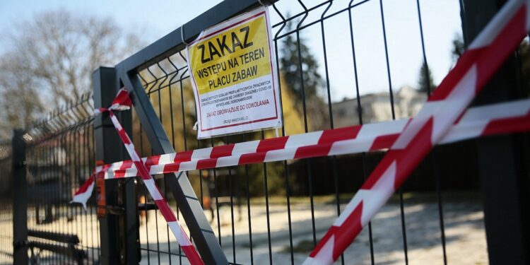 Kielce. Plac zabaw. Zakaz wstępu. Pandemia. Koronawirus / Wiktor Taszłow / Radio Kielce