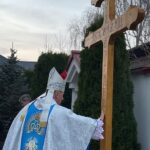 13.11.2021. Skarżysko-Kamienna. Poświęcenie krzyża morowego. Na zdjęciu: biskup Marek Solarczyk / Paulina Michta / Radio Kielce