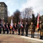 14.11.2021. Samsonów. Uroczystość przy pomniku upamiętniającym poległych i zmarłych mieszkańców / Towarzystwo Ziemi Samsonowskiej