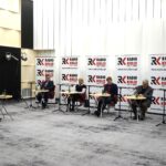 28.11.2021. Studio Polityczne Radia Kielce. Na zdjęciu (od lewej): Michał Kita - Radio Kielce, Tomasz Pleban - PiS, Anna Myślińska - Platforma Obywatelska, Koalicja Obywatelska, Łukasz Wasilewski - Konfederacja, Ruch Narodowy, Czesław Siekierski - PSL, Jacek Skórski - Nowa Lewica / Sebastian Kalwat / Radio Kielce