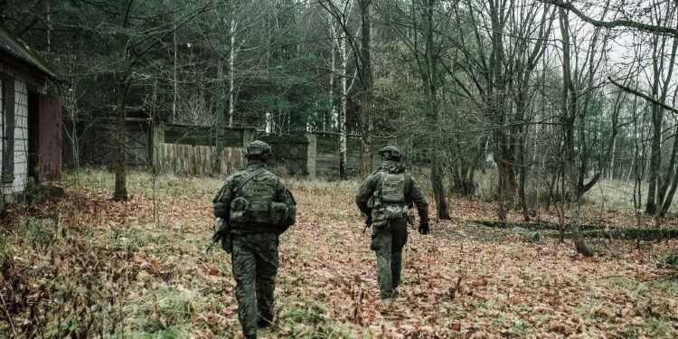 Operacja "Horyzont". 10 tysięcy żołnierzy rusza do walki o bezpieczeństwo - Radio Kielce 24.11.2021. Granica polsko-białoruska. Patrole WOT / Irek Dorozanski / DWOT