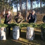 10.11.2021. Michałów. Uroczyste otwarcie szlaku konnego. Na zdjęciu (od lewej): od lewej: Mirosław Walasek - wójt Michałowa, Marek Skomorowski - prezes Stadniny Koni w Michałowie, Andrzej Wójcik - Nadleśniczy Nadleśnictwa Pińczów, Zbigniew Kierkowski - starosta pińczowski, Piotr Kacprzak - zastępca dyrektora Regionalnej Dyrekcji Lasów Państwowych w Radomiu / Marta Gajda-Kruk / Radio Kielce