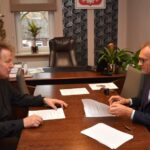 30.11.2021. Piekoszów. Podpisanie umowy na udzielenie dotacji z budżetu gminy na prace konserwatorskie przy Sanktuarium Matki Bożej Miłosierdzia. Na zdjęciu (od lewej): ksiądz kanonik Zygmunt Kwieciński - kustosz sanktuarium  i Zbigniew Piątek - wójt gminy Piekoszów / Urząd Gminy Piekoszów