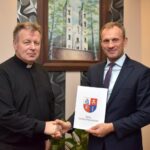 30.11.2021. Piekoszów. Podpisanie umowy na udzielenie dotacji z budżetu gminy na prace konserwatorskie przy Sanktuarium Matki Bożej Miłosierdzia. Na zdjęciu (od lewej): ksiądz kanonik Zygmunt Kwieciński - kustosz sanktuarium  i Zbigniew Piątek - wójt gminy Piekoszów / Urząd Gminy Piekoszów