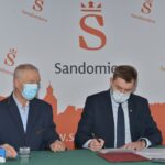 25.11.2021. Sandomierz. Podpisanie umowy na budowę Ulicy Żółkiewskiego-Lina. Na zdjęciu (od lewej): Ryszard Hadała - wiceprezes zarządu PBI  Infrastruktura, Marcin Marzec - burmistrz Sandomierza / UM Sandomierz