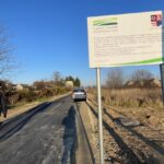 26.11.2021. Włostów. Wyremontowane drogi na osiedlu popegieerowskim / Emilia Sitarska / Radio Kielce