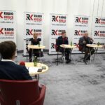 28.11.2021. Studio Polityczne Radia Kielce. Na zdjęciu (od lewej): Michał Kita - Radio Kielce, Tomasz Pleban - PiS, Anna Myślińska - Platforma Obywatelska, Koalicja Obywatelska, Łukasz Wasilewski - Konfederacja, Ruch Narodowy, Czesław Siekierski - PSL, Jacek Skórski - Nowa Lewica / Sebastian Kalwat / Radio Kielce