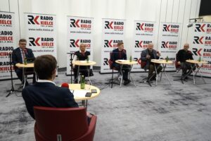 28.11.2021. Studio Polityczne Radia Kielce. Na zdjęciu (od lewej): Michał Kita - Radio Kielce, Tomasz Pleban - PiS, Anna Myślińska - Platforma Obywatelska, Koalicja Obywatelska, Łukasz Wasilewski - Konfederacja, Ruch Narodowy, Czesław Siekierski - PSL, Jacek Skórski - Nowa Lewica / Sebastian Kalwat / Radio Kielce