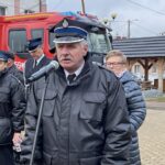 09.11.2021. Ćmielów. Uroczyste powitanie średniego samochodu ratowniczo-gaśniczego na potrzeby OSP Ćmielów. Na zdjęciu (przemawia): Zbigniew Gromek -prezes OSP w Ćmielowie / Emilia Sitarska / Radio Kielce