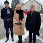 14.12.2021. Lekomin. Droga wojewódzka nr 750. Na zdjęciu (od lewej): Wojciech Ślefarski - wójt gminy Zagnańsk, Renata Janik - wicemarszałek województwa świętokrzyskiego i Mieczysław Gębski - wiceprzewodniczący sejmiku województwa świętokrzyskiego / Paulina Michta / Radio Kielce