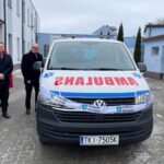 28.12.2021. Chmielnik. Przekazanie karetki dla Szpitala Powiatowego w Chmielniku. Na zdjęciu (od lewej): Mirosław Gębski - starosta kielecki i Stefan Bąk - członek zarządu powiatu w Kielcach / Daniel Lenart / Radio Kielce