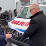 28.12.2021. Chmielnik. Przekazanie karetki dla Szpitala Powiatowego w Chmielniku. Na zdjęciu (od lewej): Mirosław Gębski - starosta kielecki i Stefan Bąk - członek zarządu powiatu w Kielcach / Daniel Lenart / Radio Kielce