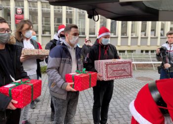 03.12.2021. Kielce. Studenci z Politechniki Świętokrzyskiej przekazali prezenty dla dzieci z kieleckich placówek opiekuńczych / Daniel Lenart / Radio Kielce