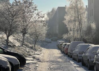 zima mróz ślisko śnieg parking / Wiktor Taszłow / Radio Kielce