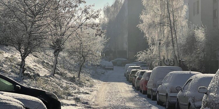 zima mróz ślisko śnieg parking / Wiktor Taszłow / Radio Kielce