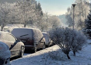 zima mróz ślisko śnieg parking / Wiktor Taszłow / Radio Kielce