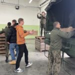 08.12.2021. Sandomierz. Uczniowie  Zespołu Szkół Centrum Kształcenia Rolniczego w Sandomierzu przekazali jabłka dla służb mundurowych / Grażyna Szlęzak-Wójcik / Radio Kielce