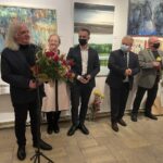 10.12.2021. Sandomierz. BWA. Wystawa pt. „Porównania 30”. Na zdjęciu (od lewej): Cezary Łutowicz - zdobywca  I miejsca w konkursie „Porównania 30”, Katarzyna Pisarczyk - dyrektor Biura Wystaw Artystycznych w Sandomierzu, miejscy radni Marek Strugała i Krzysztof Szatan, Andrzej Karwat - artysta / Grażyna Szlęzak-Wójcik / Radio Kielce